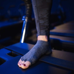 Toesox Grip Sock Charcoal Grey, Open Toe